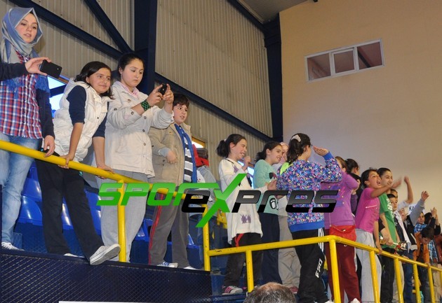 Küçükler  Voleybolda Çifte Zafer