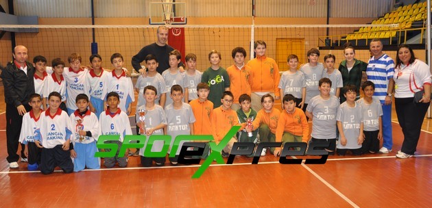 Küçükler  Voleybolda Çifte Zafer