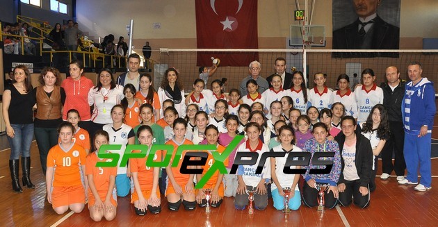 Küçükler  Voleybolda Çifte Zafer