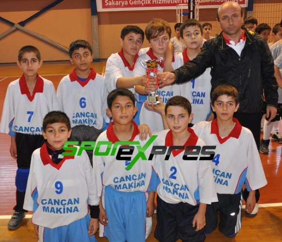 Küçükler  Voleybolda Çifte Zafer