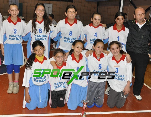 Küçükler  Voleybolda Çifte Zafer