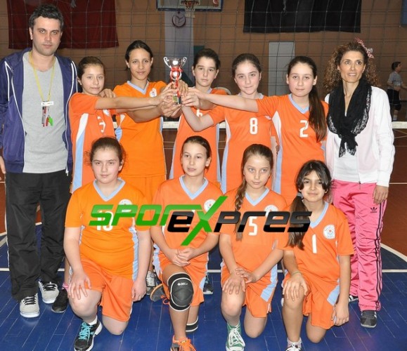 Küçükler  Voleybolda Çifte Zafer