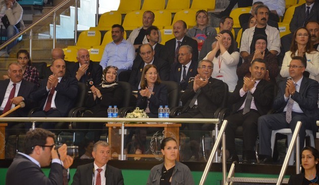 Şampiyonlar Kupalarını Bakan İslam'dan aldı