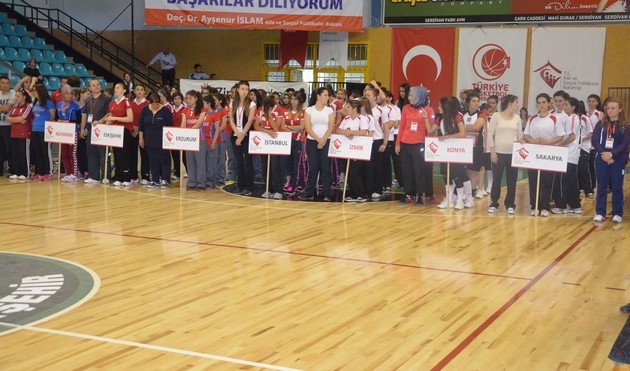 Şampiyonlar Kupalarını Bakan İslam'dan aldı