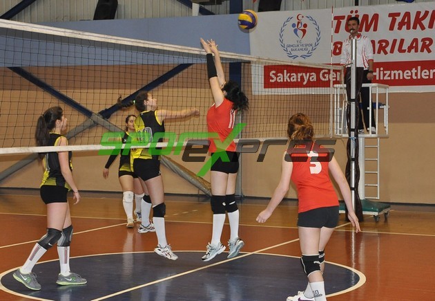 Genç kızlar Voleybol ligi devam ediyor