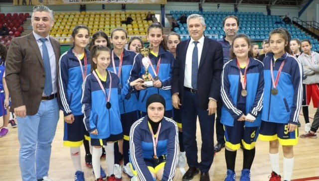 Yıldız Kızlar Basketbolda Şampiyon Neva