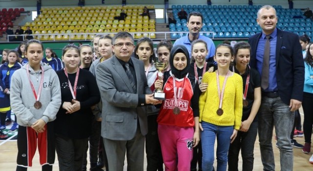 Yıldız Kızlar Basketbolda Şampiyon Neva