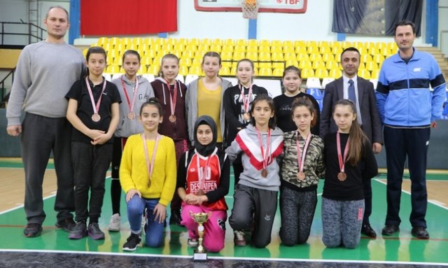 Yıldız Kızlar Basketbolda Şampiyon Neva