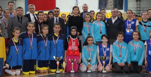 Yıldız Kızlar Basketbolda Şampiyon Neva