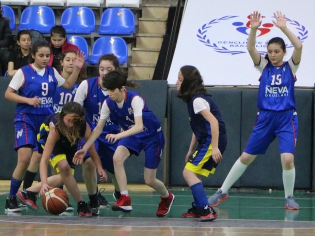 Yıldız Kızlar Basketbolda Şampiyon Neva