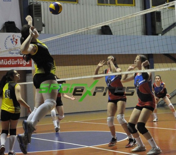 Genç kızlar voleybolda kupa Yeni Hendekspor'un