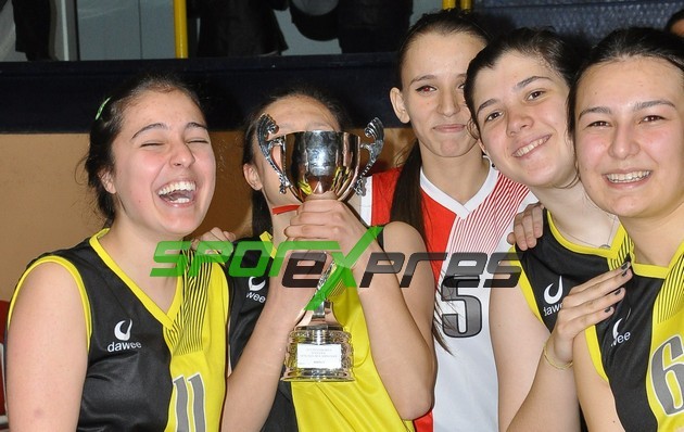 Genç kızlar voleybolda kupa Yeni Hendekspor'un