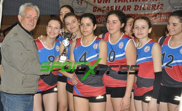 Genç kızlar voleybolda kupa Yeni Hendekspor'un