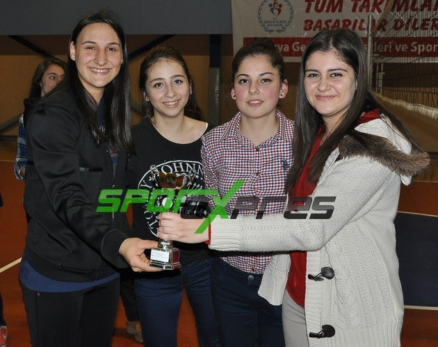 Genç kızlar voleybolda kupa Yeni Hendekspor'un