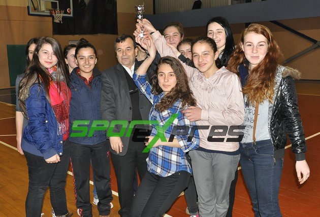 Genç kızlar voleybolda kupa Yeni Hendekspor'un
