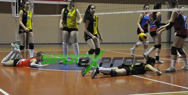 Genç kızlar voleybolda kupa Yeni Hendekspor'un