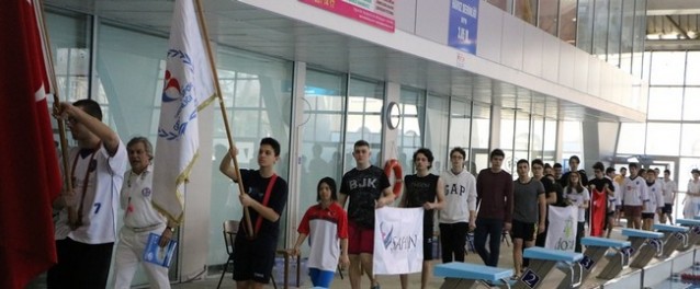 Okullu Sporcular Yüzdü
