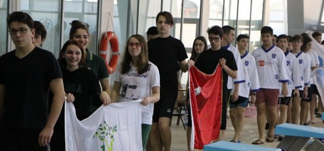 Okullu Sporcular Yüzdü