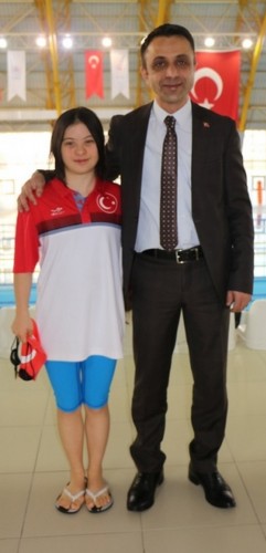 Okullu Sporcular Yüzdü
