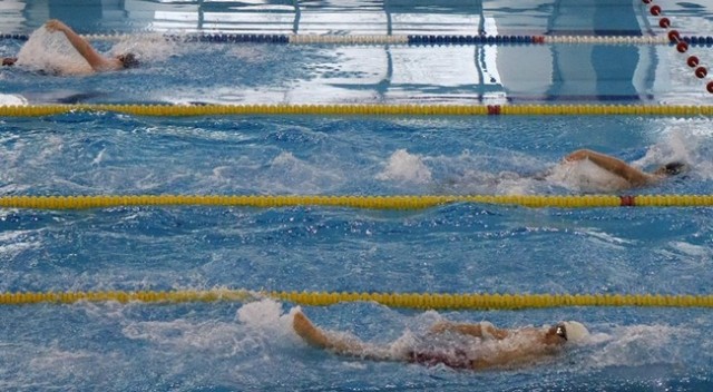 Okullu Sporcular Yüzdü