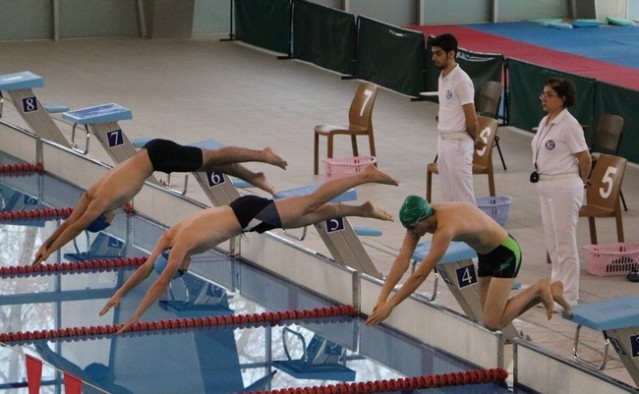 Okullu Sporcular Yüzdü