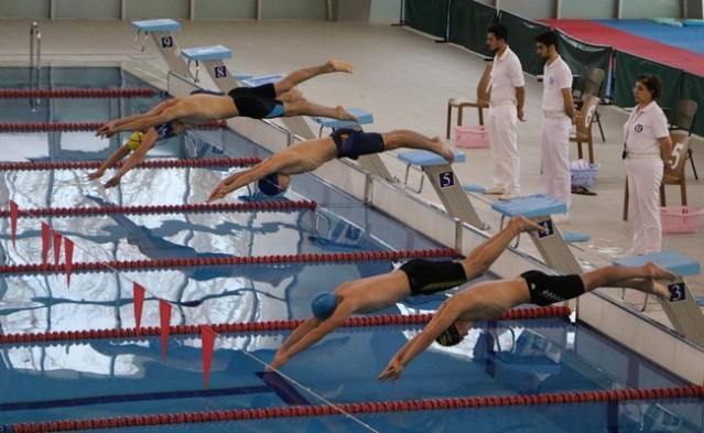 Okullu Sporcular Yüzdü