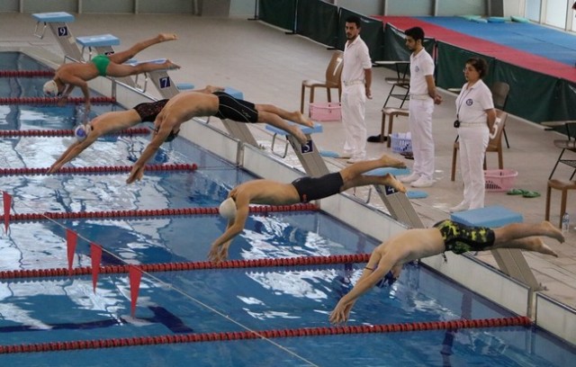 Okullu Sporcular Yüzdü