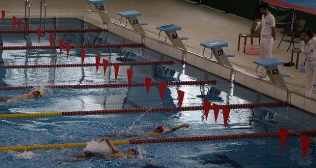Okullu Sporcular Yüzdü