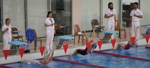 Okullu Sporcular Yüzdü