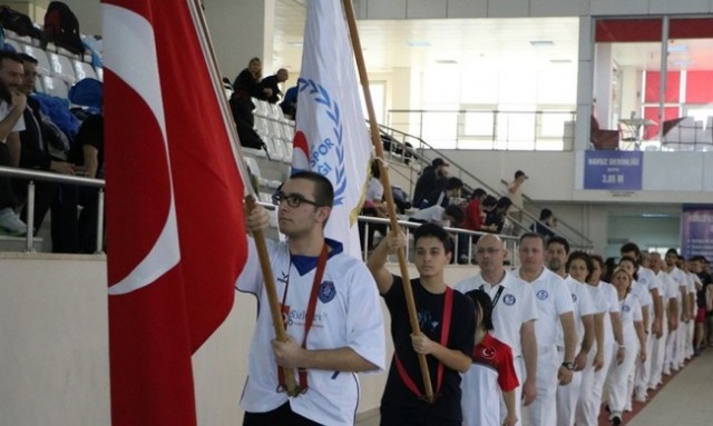 Okullu Sporcular Yüzdü