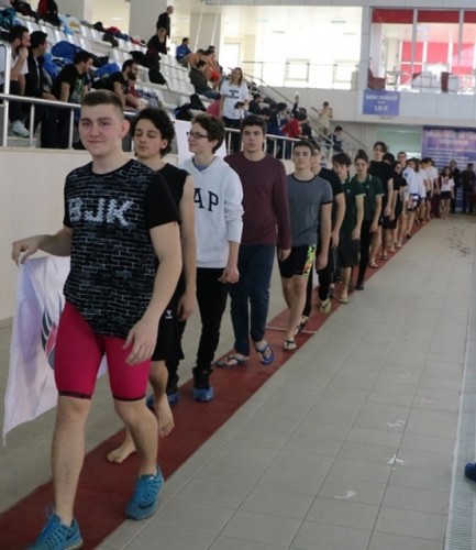 Okullu Sporcular Yüzdü