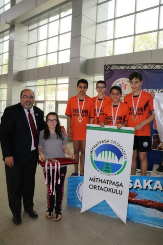 Okullar arası yüzme yarışları sona erdi