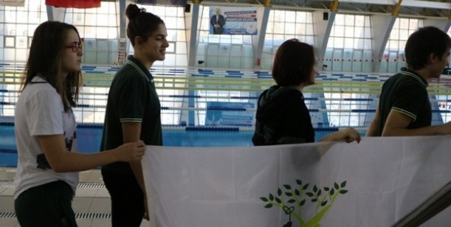 Okullu Sporcular Yüzdü