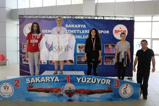 Okullar arası yüzme yarışları sona erdi