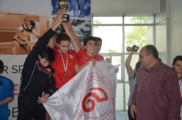 Okullar arası yüzme yarışları sona erdi