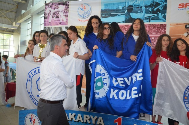 Okullar arası yüzme yarışları sona erdi