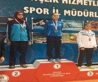 Okullu Karateciler Kürsüde
