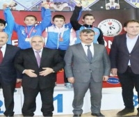 Hendek’li güreşçiler madalyaları topladı