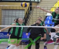 Voleybol'da Sakaryaspor, lider Karayollarına direnemedi