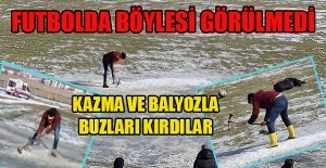 Buz tutan sahayı balyoz ve kazma ile temizlemeye çalıştılar