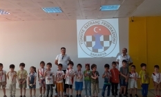 Satrançta minikler kapıştı
