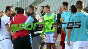 Hocalar ve futbolcular birbirine girdi