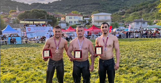 Güreşçiler madalya ile döndü